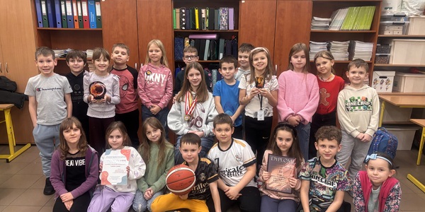 zdjęcie grupowe_ Amelka Szarkowska i klasa 1G — kopia.JPG