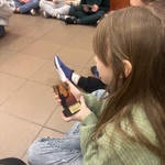 dziewczynka ogląda nagrodę.JPG