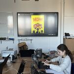 6. uczennica w czasie wykonania pracy- kadr z fimu edukacyjnego.jpg