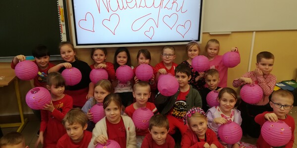 Dzieci z klasy 1F z walentynkowymi lampionami — kopia.jpg