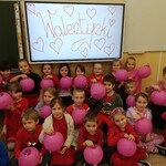 Dzieci z klasy 1F z walentynkowymi lampionami.jpg