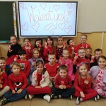 Uczniowie klasy 1 F ze słodkim upominkiem.jpg