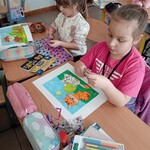 Iga i Zuzia wykonują pracę.jpg