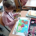 Masza przykleja kotki.jpg