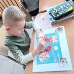 Oliwier wykonuje pracę plastyczną.jpg
