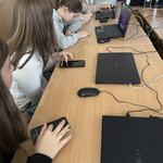3-wypełnienie ankiety przez uczennice w czasie lekcji online.jpg