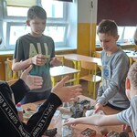 Uczniowie ogladają skały..jpg