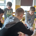 Uczniowie oglądają skały..jpg