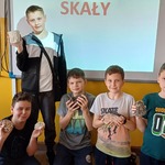 Uczniowie przezentuja skały..jpg