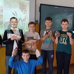 Uczniowie prezentują skały..jpg