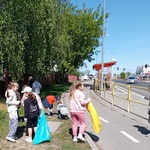 Dzieci z klasy 1 F w czasie akcji Czysty Białystok..jpg