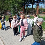 Dzieci z klasy 1 F sprzątają..jpg