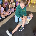 Uczniowie uczą się udzielania pierwszej pomocy (8).jpg