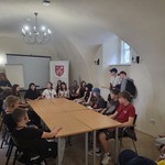 Uczniowie klas siódmych na wycieczce (4).jpg
