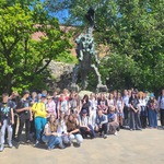 Uczniowie klas siódmych na wycieczce (1).jpg
