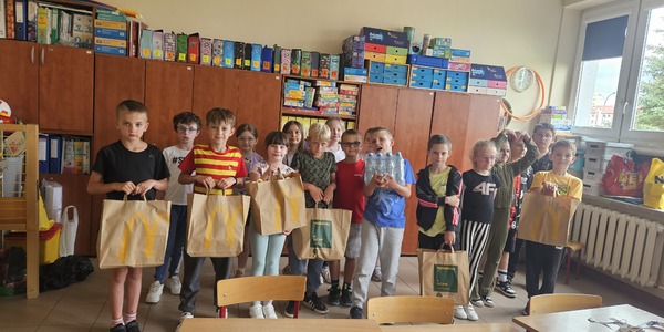 Klasa IIb dziękuje zespołowi McDonalds (2) — kopia.jpg