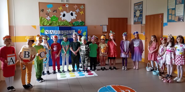 Apel w wykonaniu uczniów klasy 1 F.jpg