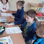 Dzieci wypełniają kartę pracy.jpg