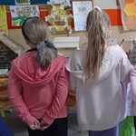 Dziewczynki oglądają domki dla owadów.jpg