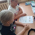 Dziewczynki wypełniają kartę pracy.jpg