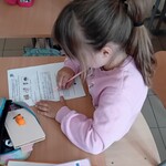 Uczniowie wykonują karty pracy (1).jpg