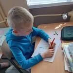 Uczniowie wykonują karty pracy (2).jpg
