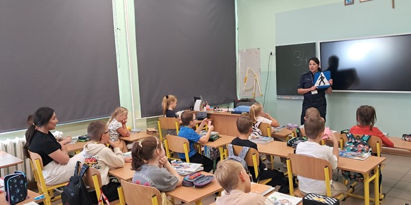 Dzieci klas 1 na zajęciach profilaktycznych Bezpieczna Droga doSzkoły (7).jpg