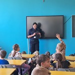 Dzieci klas 1 na zajęciach profilaktycznych Bezpieczna Droga doSzkoły (1).jpg