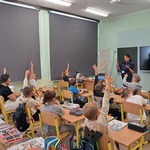 Dzieci klas 1 na zajęciach profilaktycznych Bezpieczna Droga doSzkoły (6).jpg