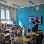 Dzieci klas 1 na zajęciach profilaktycznych Bezpieczna Droga doSzkoły (3).jpg