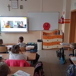uczniowie klasy 2 F z zaciekawieniem uczestniczą w spotkaniu online.jpg