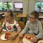 Klasa 2G robi szaszłyki owocowe (3).jpg