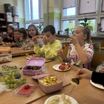 Klasa 2G robi szaszłyki owocowe (2).jpg