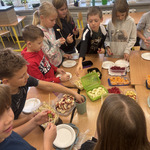Klasa 2G robi szaszłyki owocowe (5).jpg