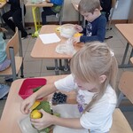 Dzieci wykonują stworki..jpg