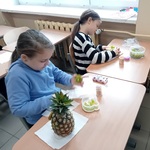 Dziewczynki wykonują ludziki..jpg