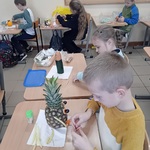 Uczniowie klasy 2 F wykonują warzywno-owocowe stworki..jpg