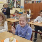 Wspólne śniadanie klasy IIIb (9).jpg