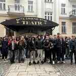 młodzież przed teatrem.jpg