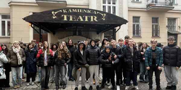 młodzież przed teatrem — kopia.jpg