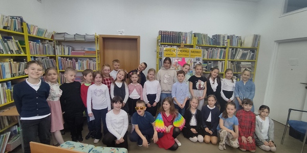 Uczestnicy pozują do wspólnego zdjęcia. — kopia.jpg