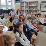Dzieci siedzą i słuchają wiersza..jpg