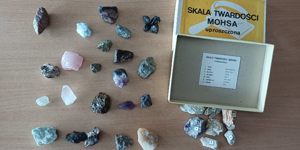 Poznajemy minerały.jpg