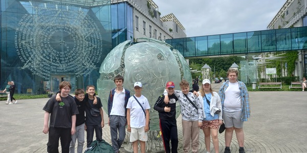 Uczniowie klasy 5c i 6b podczas wycieczki do planetarium (2) — kopia.jpg