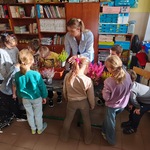 Dzieci i wraz z nauczycielem przygotowują się do sadzenia wrzosów.jpeg
