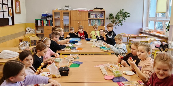 Klasa 3E przygotowała kolorowe szaszłyki pełne witamin (4).jpg