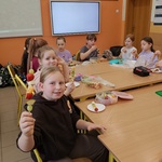 Klasa 3E przygotowała kolorowe szaszłyki pełne witamin (2).jpg