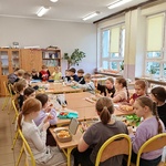 Klasa 3E przygotowała kolorowe szaszłyki pełne witamin (1).jpg