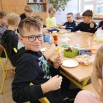 Klasa 3E przygotowała kolorowe szaszłyki pełne witamin (3).jpg