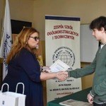 uczeń odbiera dyplom i nagrodę.jpg